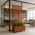 Roestkleurig tuinscherm met plantenbak in modern kantoor met boekenplanken.
