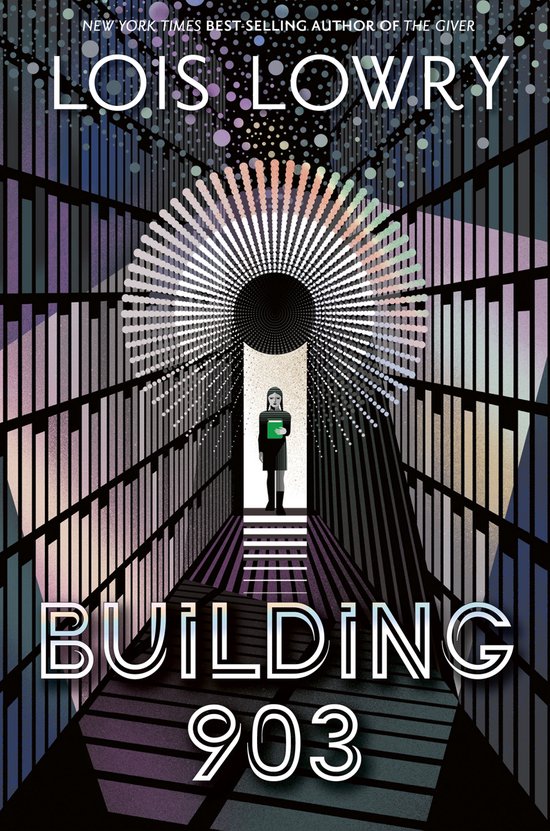Boekomslag van 'Building 903' met een meisje dat een groene map vasthoudt in een gang vol boekenplanken.