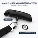 Zwarte bagageweegschaal met open batterijvak en een CR2032 batterij ernaast.