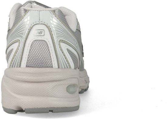 Achterkant van een lichtgrijze New Balance 740 sneaker met metallic zilveren accenten.
