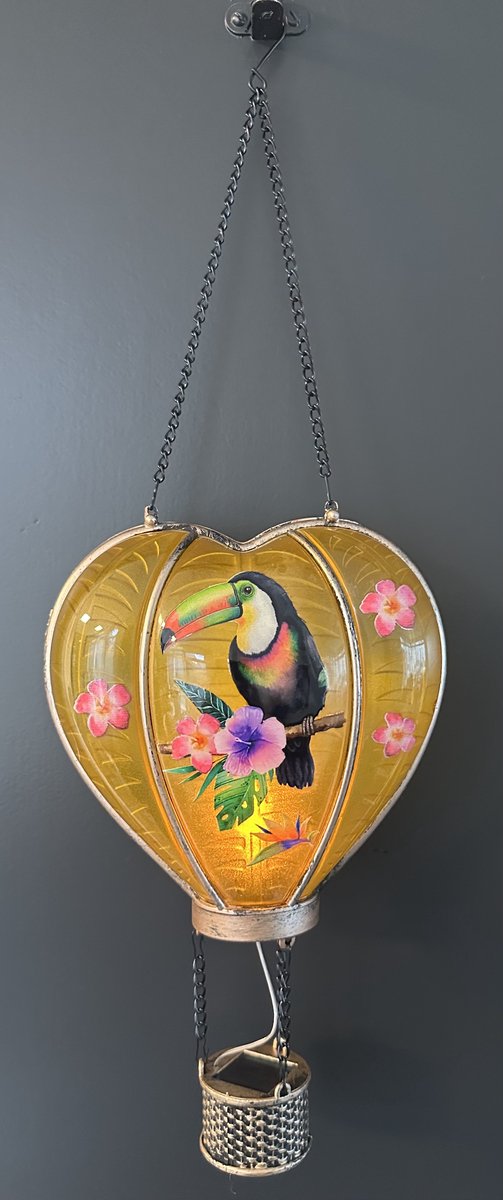 Decoratieve solarlamp hart met luchtballon " met flame LED " - Toekan print geel - kunststof - hangend model - hoogte 46 x 16 x 9.5 cm - Tuindecoratie - Tuinverlichting