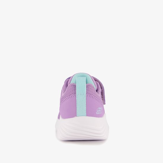 Achterkant paarse Skechers Bounder sneaker: mintgroene lus en hiel met S-logo, witte golvende zool.