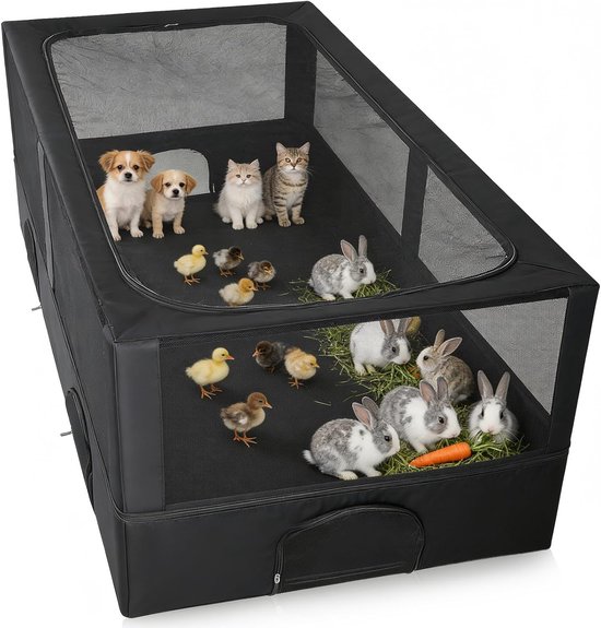 Zwarte ren met een gaasdak, met puppy's, kittens, kuikens en konijnen.
