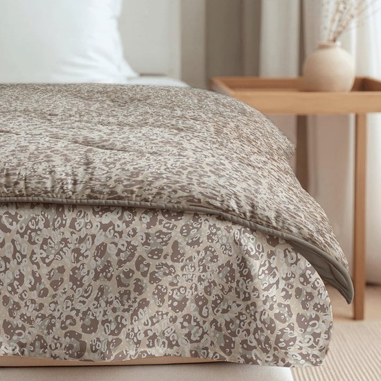 Dekbed met zandkleurig panterprint en bruine rand.