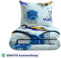 Lichtblauwe dekbedset met voetbalprint en blauwe verfspatten. Inclusief kussensloop met 'BAL' en 'VOETBAL'.