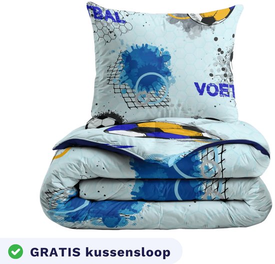 Lichtblauwe dekbedset met voetbalprint en blauwe verfspatten. Inclusief kussensloop met 'BAL' en 'VOETBAL'.