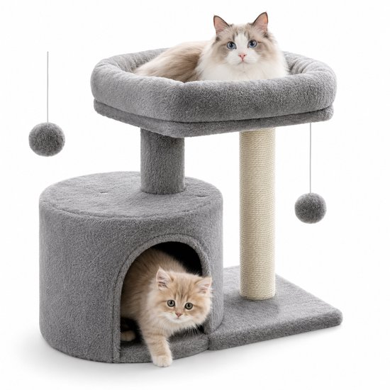 Grijze krabpaal met twee katten, een kitten loopt uit het huisje en een volwassen kat ligt op het plateau.