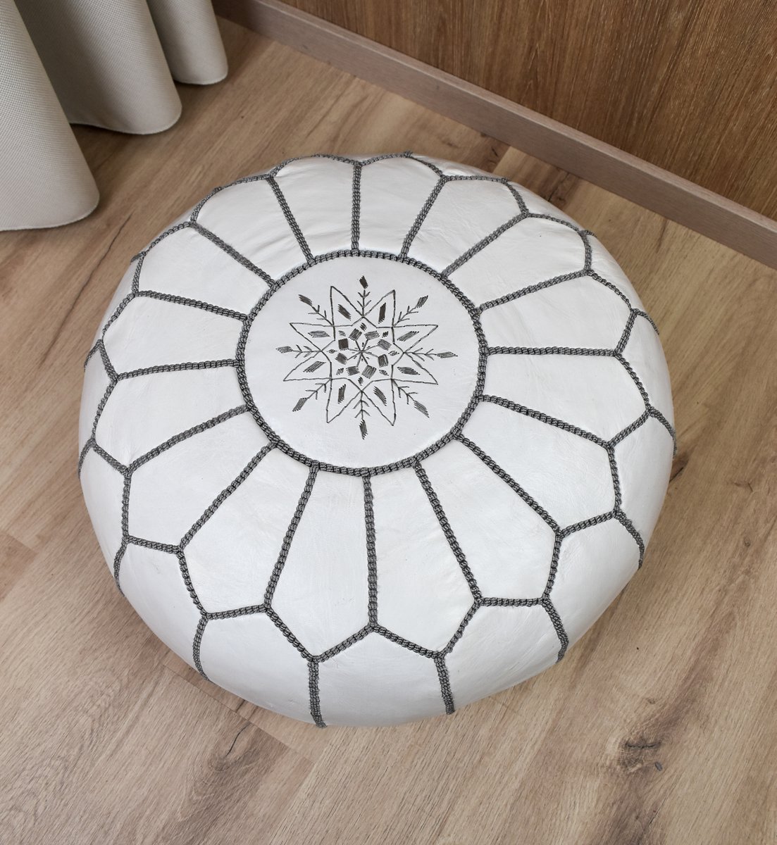 Poufs&Pillows Leren Poef - Wit en Grijs - Handgemaakt en stijlvol - Gevuld geleverd