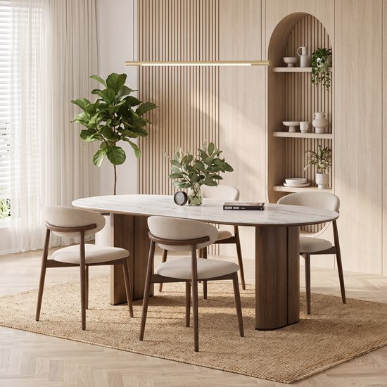 Ovale marmeren eettafel met vier beige gestoffeerde stoelen met houten frame.