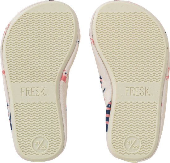 Onderkant van lichtgekleurde waterschoenen met een antislipzool van Fresk, maat 21/22.