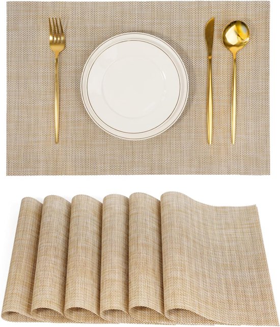 Set de table beige à texture tissée, avec une assiette blanche et des couverts dorés, et des sets de table roulés.
