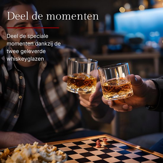 Twee mannen proosten met whiskeyglazen bij een schaakspel.