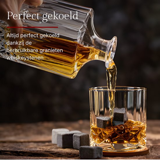 Whiskey wordt geschonken in een glas met daarin vier whiskeystenen.