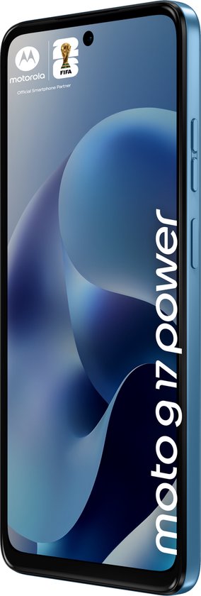 Voorkant van de blauwe Motorola Moto G17 Power telefoon met scherm en FIFA logo.