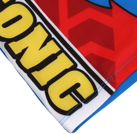 Close-up van de zwembroek met de tekst "SONIC" in gele letters en een rode achtergrond.