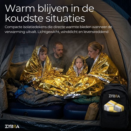 Een gezin schuilt in een tent, warm onder gouden nooddekens.