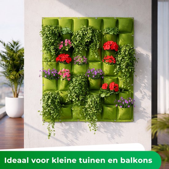 Groene verticale tuin met 36 vakjes, gevuld met groene planten en rode en paarse bloemen.