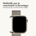 Zilverkleurig Milanese bandje voor een smartwatch. "Makkelijk aan je smartwatch te bevestigen" staat er met de tekst "Schuif het bandje in de sleuf tot deze vastklikt".