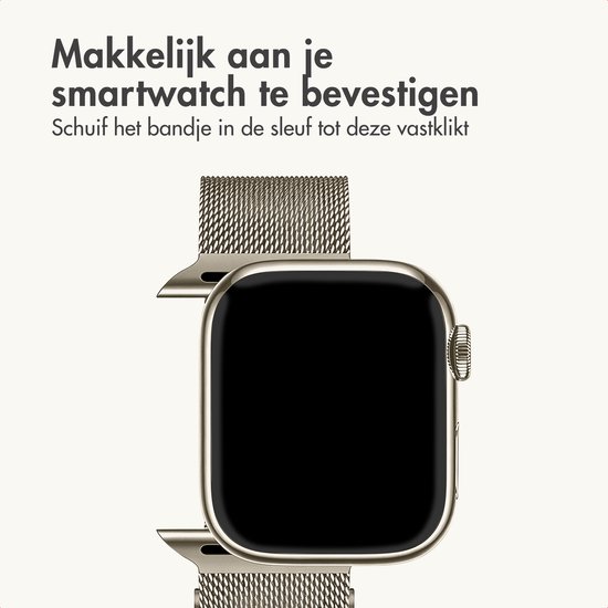 Zilverkleurig Milanese bandje voor een smartwatch. "Makkelijk aan je smartwatch te bevestigen" staat er met de tekst "Schuif het bandje in de sleuf tot deze vastklikt".