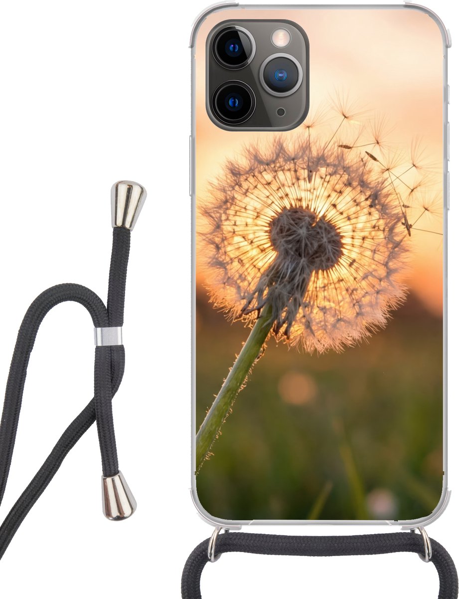 Telefoonhoesje Geschikt voor iPhone 12 pro crossbody - Paardenbloem - Zonsondergang - Veld - Siliconen - Crossbody - Backcover met Koord - Telefoonhoesje met koord - Hoesje met touw Telefoonhoesje