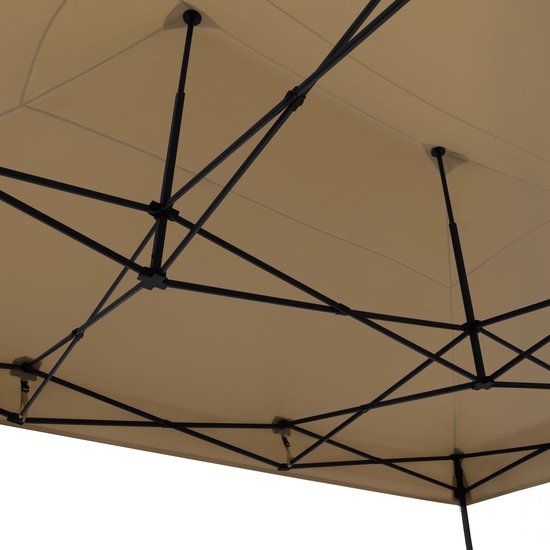 Onderkant van de beige partytent, met zicht op het zwarte stalen frame en het dakzeil.
