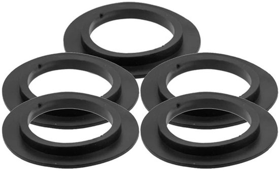 Groupe de cinq bagues plates, rondes et noires en caoutchouc avec un centre ouvert.