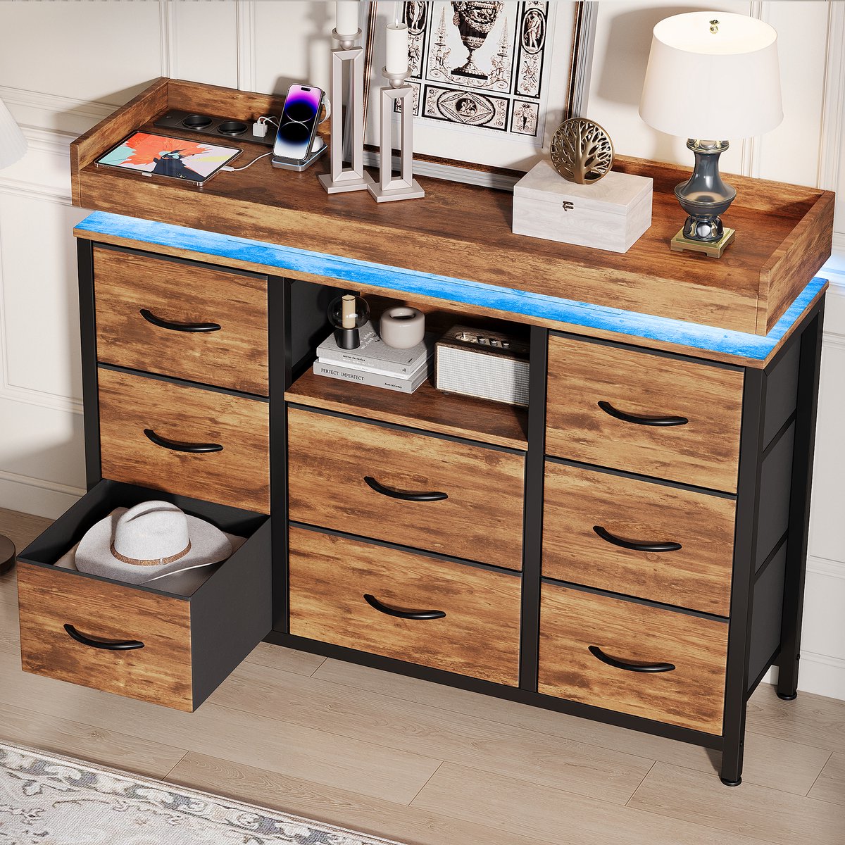 Ladekast met 8 lades, Opbergkast met LED-Verlichting en Oplaadstation – Smalle Stoffcommode voor Woonkamer Slaapkamer Hal 108x30x82 cm, Bruin Rustiek