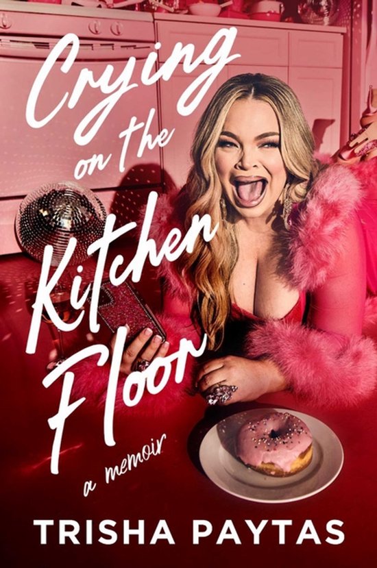 Crying on the Kitchen Floor, a memoir door Trisha Paytas. Een vrouw met blond haar in een roze boa, een donut en een discobal.