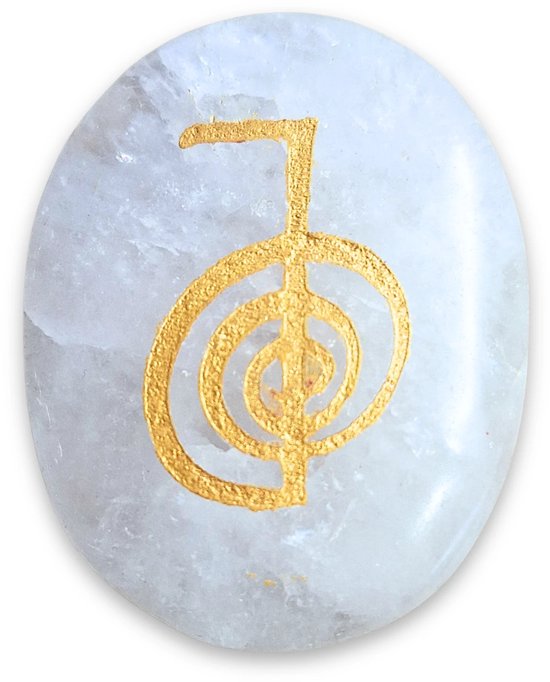 Witte, gladde steen met een gouden spiraalsymbool. Het symbool is een cirkel met lijnen die naar buiten wijzen.