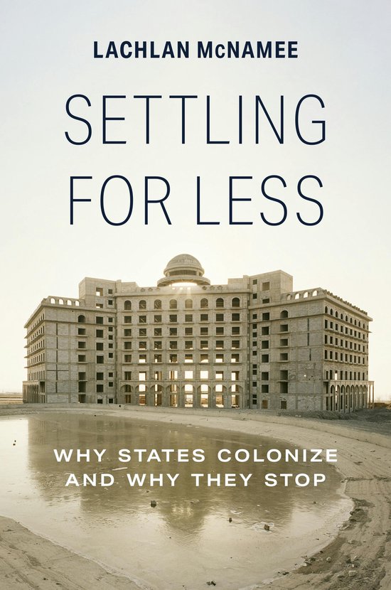 Boek "Settling for Less" van Lachlan McNamee, met een onafgebouwde betonnen structuur op een droge ondergrond.