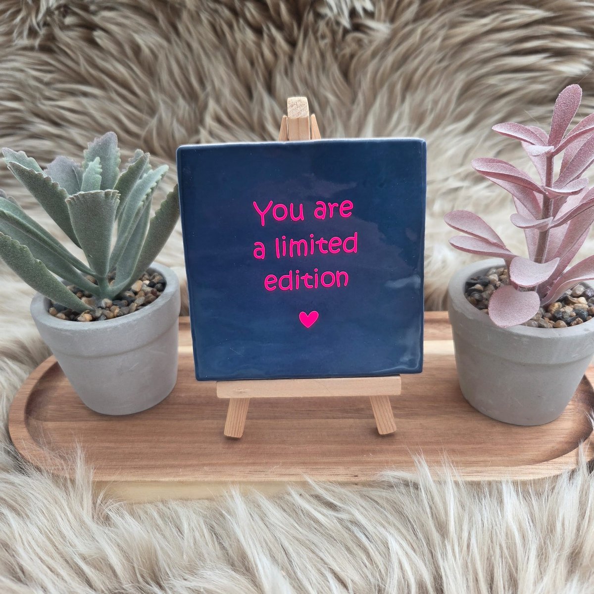 CreaCraft Robuust Wenstegeltje – You Are a Limited Edition – Speels – Hip trendy tegeltje – 10x10 cm – Uniek Cadeau voor Vriendin, Juf, Tante, Zus of Collega – Stijlvolle Woondecoratie met Boodschap – Trendy nu – Decoratief Tegeltje met Standaard – Cadeau Idee Donkerblauw/Felroze