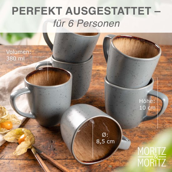 Zes grijze mokken met bruine binnenkant op een houten tafel. Tekst: 'PERFEKT AUSGESTATTET - für 6 Personen'.