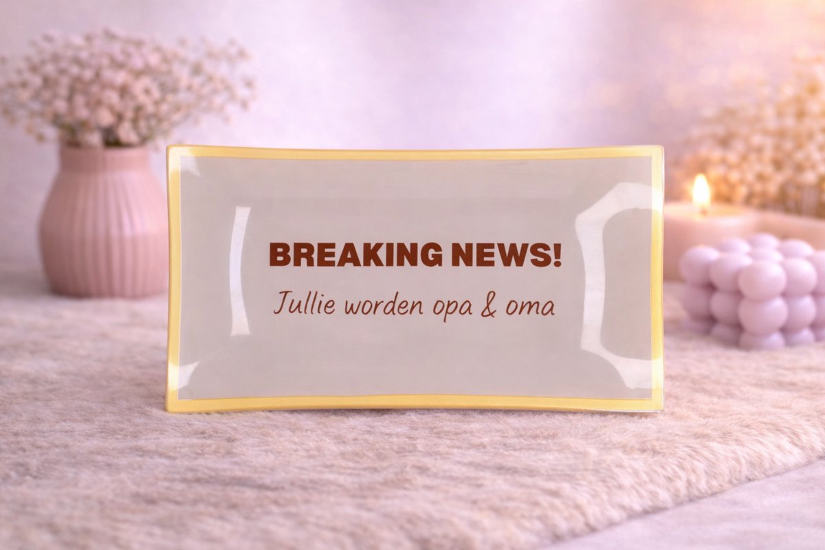 Glazen Bord ‘Breaking News! Jullie worden opa & oma’ | Viva Femme | Bord met tekst | Decoratie | Wonen | Cadeau | Spreukbord | Zwangerschapsaankondiging | Baby nieuws | Gebaksbord | Dessertbord | Liefde | Geluk | Verrassing