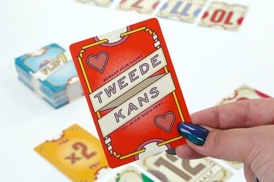 Hand houdt kaart "TWEEDE KANS" van FLIP 7 vast, tussen kaarten met cijfers