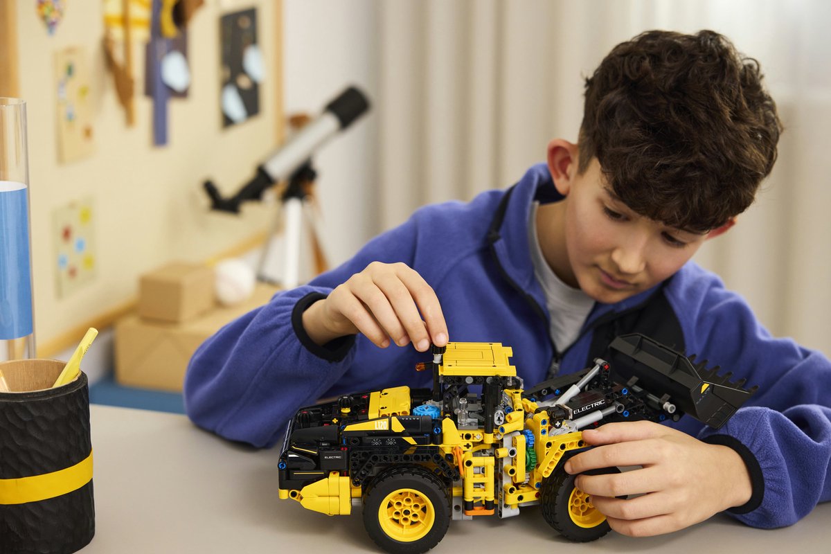 LEGO Technic Volvo L120 Electric Wiellader Speelgoed Set - 42209 — afbeelding 13