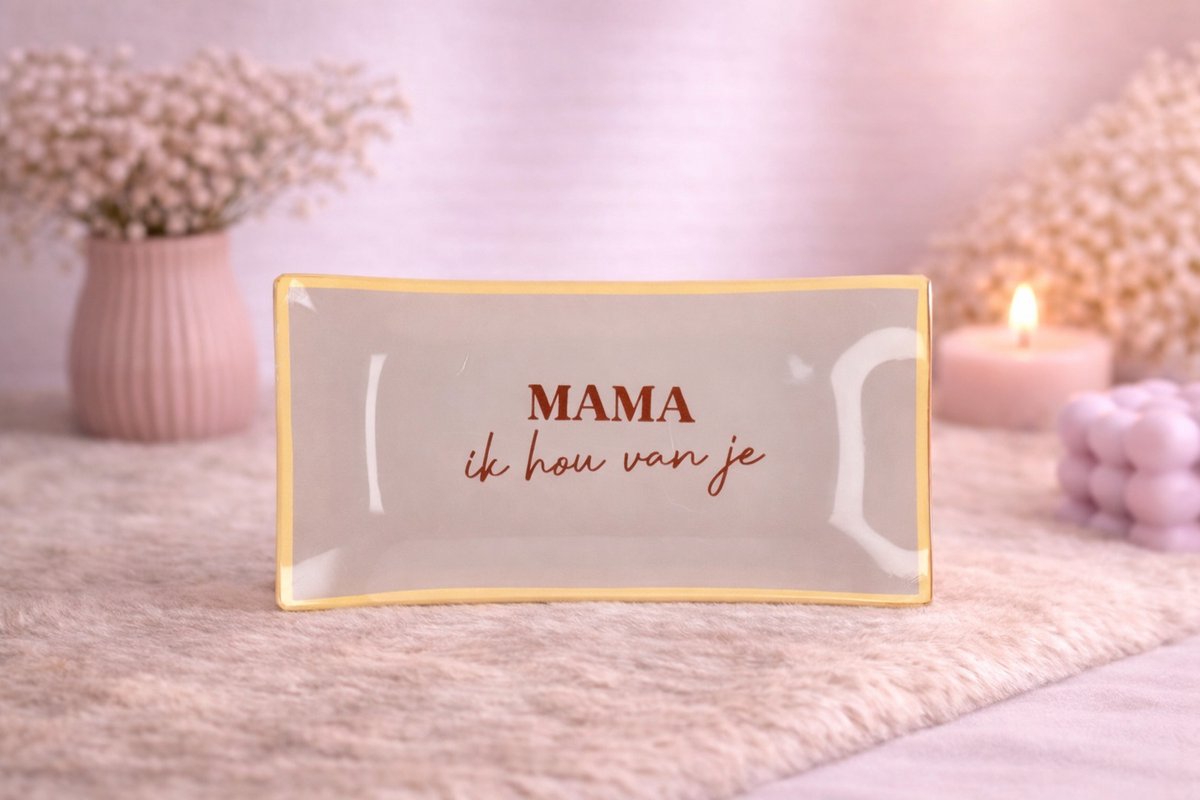 Glazen bord “Mama, ik hou van je” | Viva Femme | Bord met tekst | Decoratie | Wonen | Cadeau | Spreukbord | Moederdag | Gebaksbord | Dessertbord | Liefde | Geluk | Verrassing