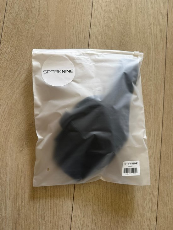 Zwarte SparkNine microfoonriem in plastic verpakking.