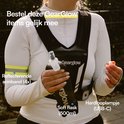 Vrouw met GearGlow hardloopvest, soft flask (500ml) en hardlooplampje (USB-C).