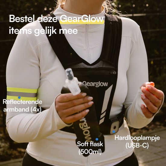 Vrouw met GearGlow hardloopvest, soft flask (500ml) en hardlooplampje (USB-C).