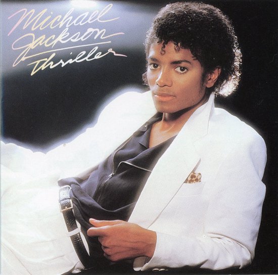 Michael Jackson draagt een witte blazer over een zwart shirt. De tekst 'Michael Jackson Thriller' staat erboven.