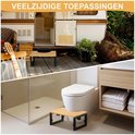 Bamboe toiletkrukje in twee verschillende omgevingen: buiten bij een camper en in een moderne badkamer.