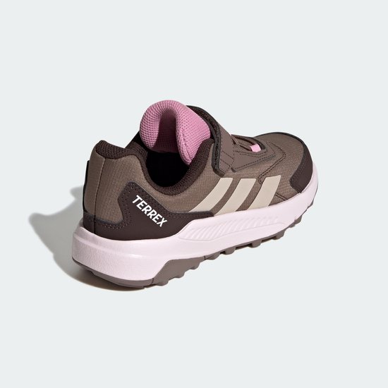 Bruine kinderschoen met roze en beige strepen, klittenbandsluiting, TERREX op de zijkant.