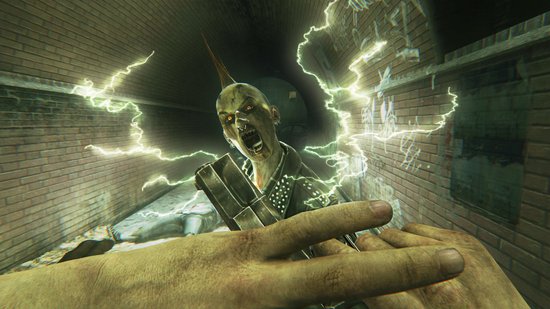 Een zombie met stekels en gele ogen wordt omringd door groene bliksem in een tunnel.