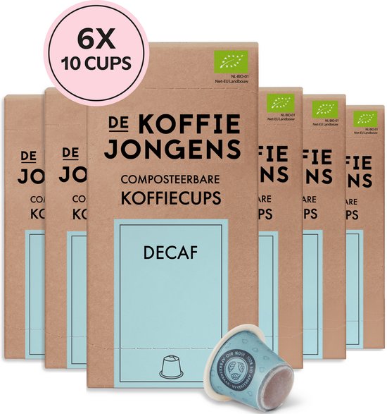 Zes bruine verpakkingen van De Koffiejongens 'Composteerbare Koffiecups Decaf' met een roze sticker '6X 10 CUPS'. Eén losse blauwe decaf cup.