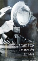 Boekomslag van 'De stad der blinden' van José Saramago, met een zwart-witafbeelding van een man die een hoed optilt.