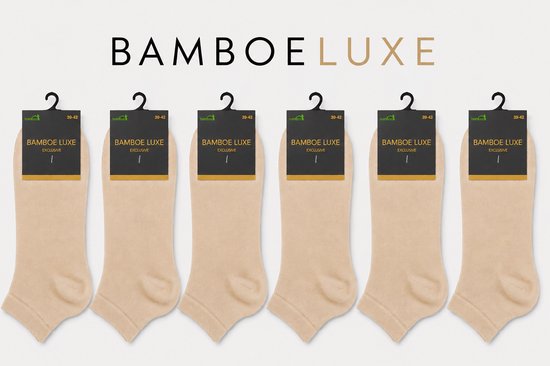 Zes beige bamboe enkelsokken met aanwezige beige kaartjes, getoond op een grijze achtergrond.
