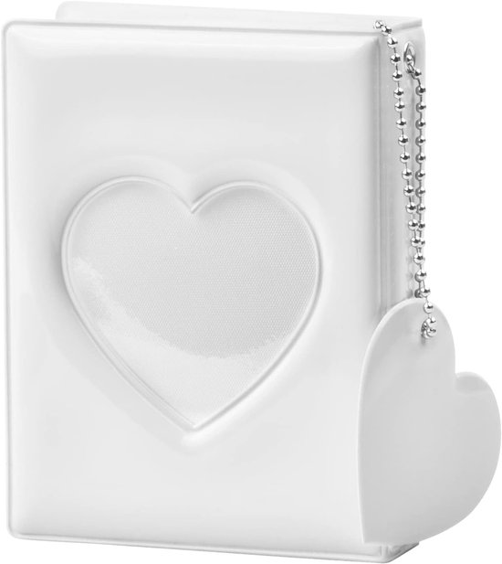 Wit mini fotoalbum met hartvormige uitsparing en een bijpassende witte hartvormige bedel aan een zilveren ketting.