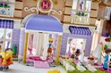 LEGO Friends Grand Hotel met paars-witte entree, zonnedak en blonde poppetje.
