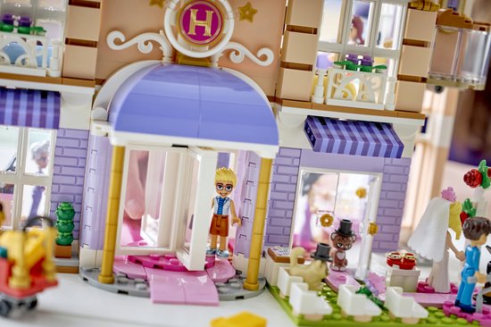 LEGO Friends Grand Hotel met paars-witte entree, zonnedak en blonde poppetje.