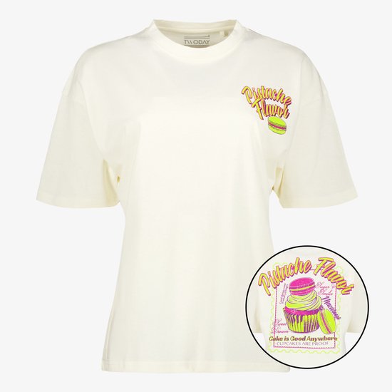 Crème wit T-shirt met opdruk op de borst en een grote backprint met 'Pistache Flavor', een cupcake en macarons.